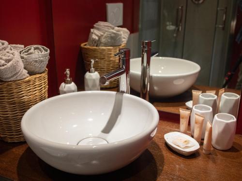 lavabo en el baño con lavabo en forma de bol frente a un espejo en Olimpico deluxe apartment en Roma