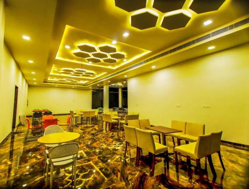 un restaurante con mesas y sillas en una habitación en Hotel Amar Vilas & Resort en Bharatpur