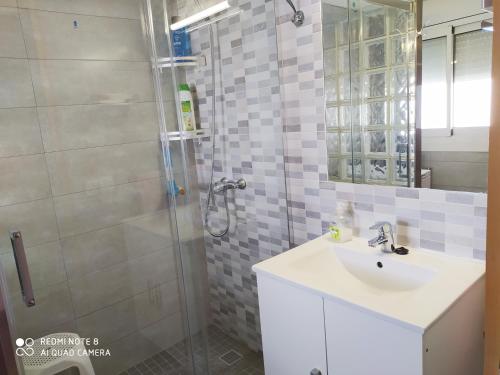 y baño con ducha, lavamanos y ducha. en Villa Marval, en Llançà