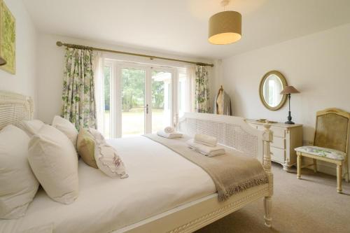 เตียงในห้องที่ Greenacres - Aldeburgh Coastal Cottages