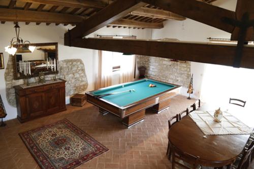Habitación con mesa de billar en Cà Rossara - Ala Ubaldini - Ala Brancaleoni, en Pian di Mulino