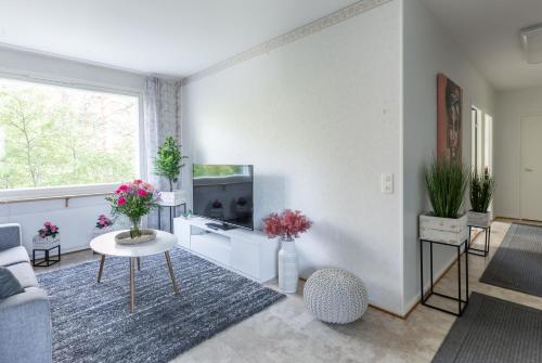 - un salon avec un canapé et une télévision dans l'établissement Family Home Vanamo, à Rovaniemi