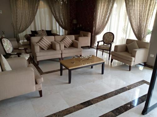 Een zitgedeelte bij Shams Alweibdeh Hotel Apartments