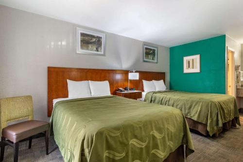 Katil atau katil-katil dalam bilik di Quality Inn Covington