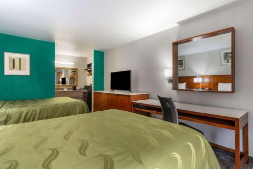 Katil atau katil-katil dalam bilik di Quality Inn Covington