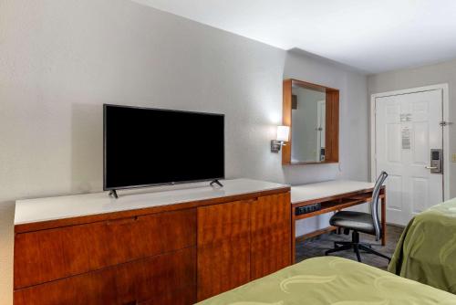 Televisyen dan/atau pusat hiburan di Quality Inn Covington