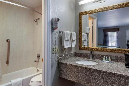 Bilik mandi di Quality Inn Covington
