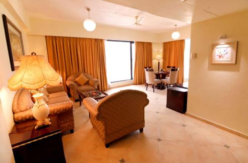 Zona de estar de The White Hotel Katra, a member of Radisson Individuals