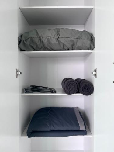 a shelf with a bed and two towels at Chen Villa Bukit Gambir 晨舍 in Bukit Gambir
