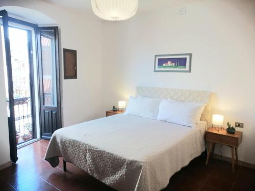 The View في إيغليسياس: غرفة نوم بسرير وملاءات بيضاء ونافذة