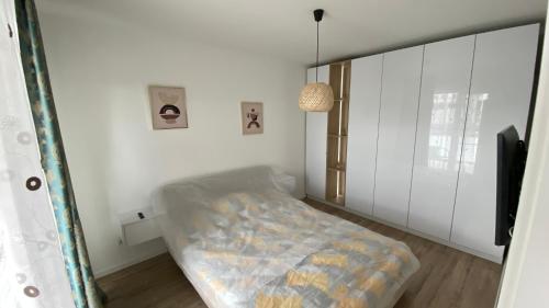 um quarto com uma cama num quarto com uma televisão em Eclipse Residence 1 em Baia Mare