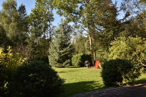 Jardín al aire libre en Góralski domek z kominkiem, wygodny, ciepły, zwierzaki mile widziane, ogrodzony