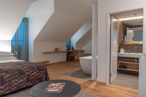 Postel nebo postele na pokoji v ubytování CASPAR Swiss Quality Hotel