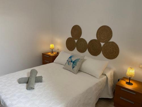 1 dormitorio con 1 cama con 2 lámparas y 2 mesas en BLANCA FRENTE AL MAR, en Punta Mujeres