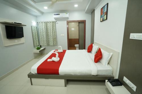 a bedroom with a bed with a red and white blanket at Hotel Silver Cloud in Jodhpur