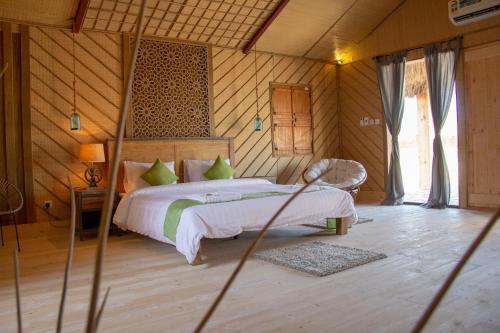 um quarto com uma cama num quarto em SAMA Ras Al Jinz Resort em Sur