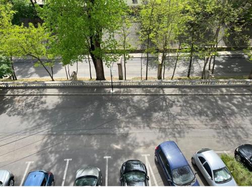 an overhead view of a parking lot with cars parked at Kevin's Guest House in Brăila