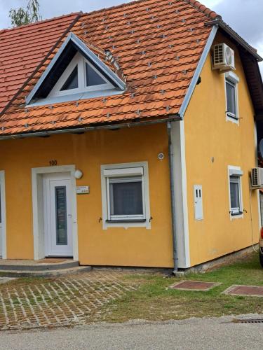 Het gebouw waarin het vakantiehuis zich bevindt