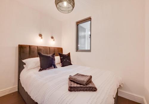 布萊頓霍夫的住宿－V Villas，卧室配有一张带镜子的白色大床