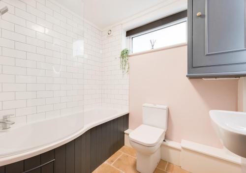 布萊頓霍夫的住宿－V Villas，白色的浴室设有卫生间和水槽。