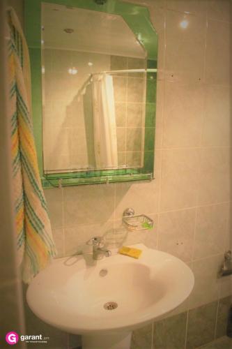  Serob House Sevan -  Room  picture :   Shower    Bath    TV                           