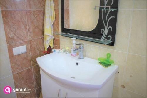  Serob House Sevan -  Room  picture :   Shower    Bath    TV                           