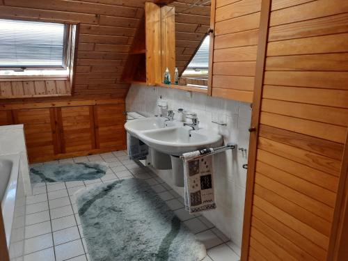 y baño con lavabo y espejo. en Anne Speicher, en Oberzissen