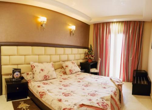 a bedroom with a large bed and a window at Hotel La Luna in Beni Mellal