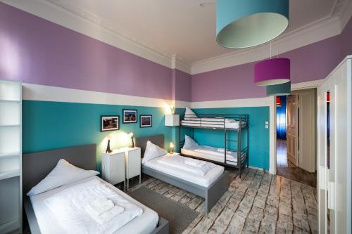 Habitación con 2 camas y 1 litera en Ferienwohnung bis 8 Personen, en Berlín