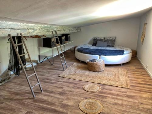 um quarto com uma cama e beliches e uma escada em The Loft Factory 4 Chambres Vue Garonne + Jardin em Lormont