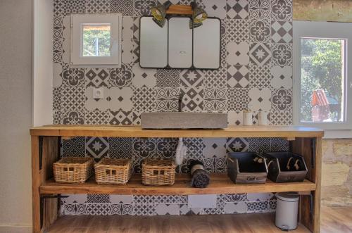 ein Regal in einer Küche mit schwarzen und weißen Fliesen in der Unterkunft The Loft Factory 4 Chambres Vue Garonne + Jardin in Lormont
