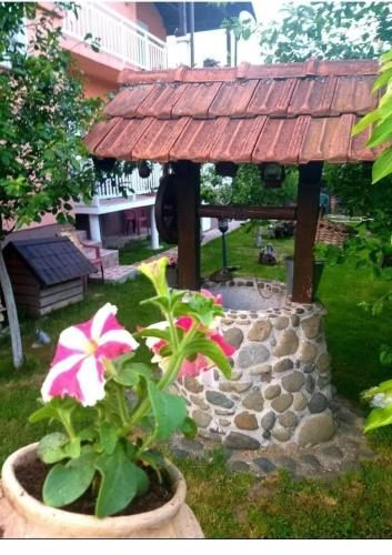 Taman di luar Apartmani GS ***** Zavidovici