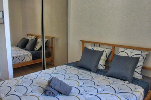a bedroom with two beds and a mirror at The Loft Factory 4 Chambres Vue Garonne + Jardin in Lormont