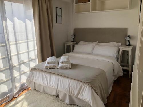 een slaapkamer met een bed met twee handdoeken erop bij Luxury Cañitas hermoso monoambiente in Buenos Aires