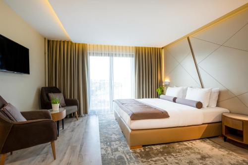 ベルリンにあるホテル クラシック ベルリンのベッドと大きな窓が備わるホテルルームです。