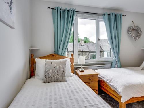 1 dormitorio con 2 camas y ventana en Gorgeous cottage in Bowness en Bowness-on-Windermere