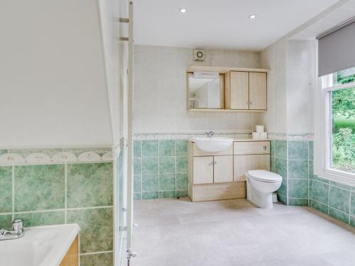 ein Bad mit einem WC, einem Waschbecken und einem Fenster in der Unterkunft Gorgeous cottage in Bowness in Bowness-on-Windermere