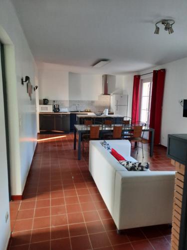 un salon avec un canapé blanc et une cuisine dans l'établissement Maison sur 2000m² d'espace vert., à Bassan