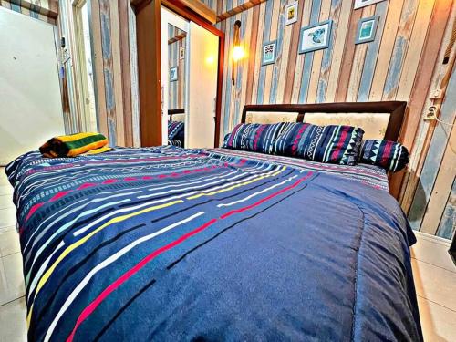 Tempat tidur dalam kamar di Sailor Studio 1BR + Fast Wifi+ Netflix at Greenbay Pluit