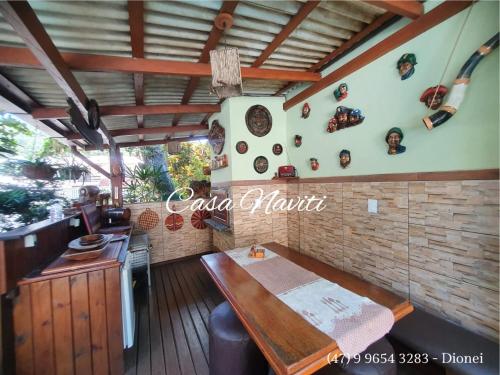 ボンビーニャスにあるCasa Naviti Rua Bem Te Vi 233 Bombinhas com piscinaの部屋にある木製のテーブルのあるキッチン