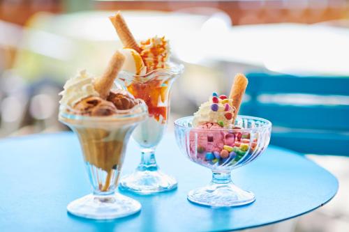 two cups of ice cream and a bowl of candy at Landhus Almens in Almens