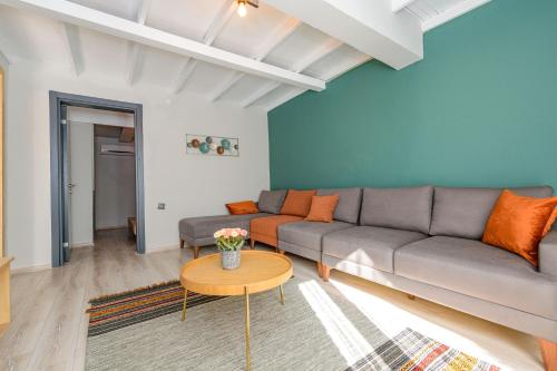 a living room with a couch and a table at Sarnıç - Kayaköy'de Havuzu Korunaklı in Kayakoy