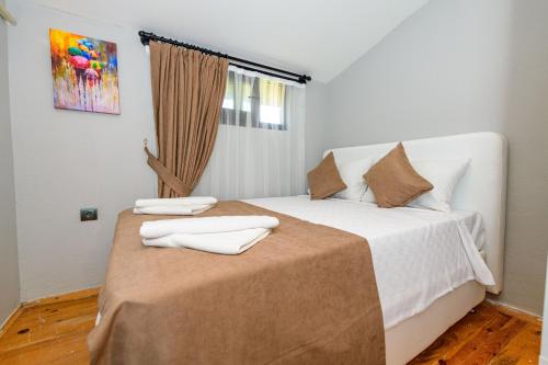 a bedroom with a bed with two towels on it at Sarnıç - Kayaköy'de Havuzu Korunaklı in Kayakoy