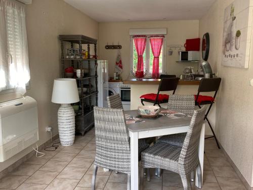 cocina y comedor con mesa y sillas en Appartement PALAZZI 1, en LʼÎle-Rousse