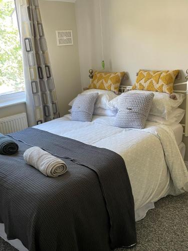 a bedroom with two beds and a window at Cheerful - 2 bedroom home in St Ives. in St Ives
