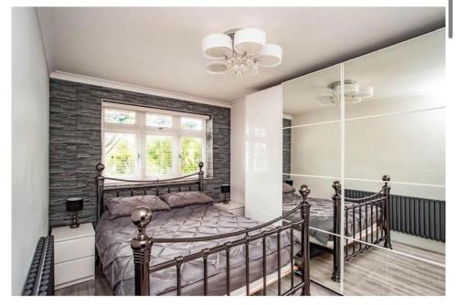 A bed or beds in a room at 2 Bed - walking distance to Harry Potter Studio