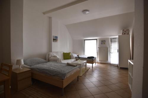 SpichにあるWorkers Apartment Troisdorf Spichのベッドとソファのあるリビングルーム
