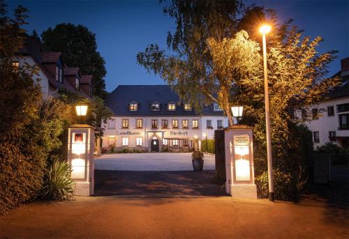 ein Gebäude mit Straßenbeleuchtung und zwei Telefonzellen in der Unterkunft Landhaus Diedert in Wiesbaden