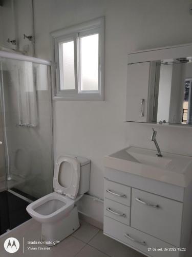 La salle de bains est pourvue de toilettes, d'un lavabo et d'un miroir. dans l'établissement FRANCIS HOTEL MAR, à Caraguatatuba