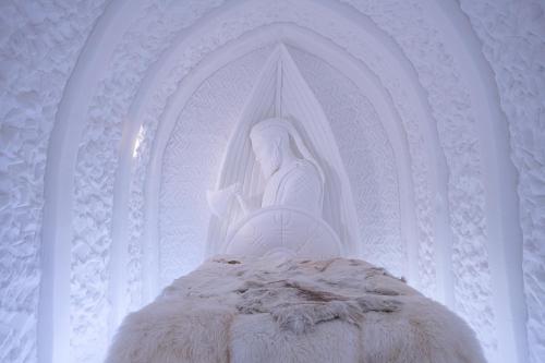 a statue of a virgin in a white room at Sorrisniva Igloo Hotel in Alta
